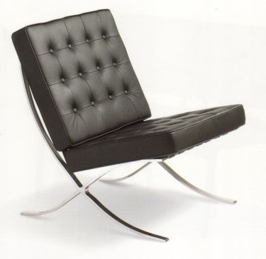 La poltrona Barcelona di Mies van der Rohe con basamento cromato e pelle nera: un classico del design nel pi classico dei colori.